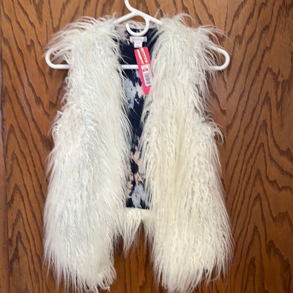 Xhilaration fuzzy white vest